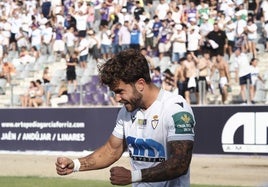Mauro Cabello celebra uno de los dos tantos que firmó ante el Torre del Mar en La Victoria.