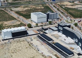 Vista aérea de los tres edificios ya construidos en la parcela y, enfrente, UGR Dones.