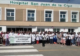 Concentración a las puertas del Hospital San Juan de la Cruz.