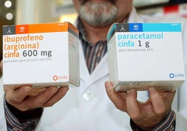 Caja de ibuprofeno y paracetamol.