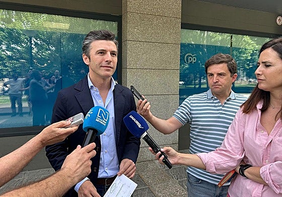 Jorge Saavedra ante los medios de comunicación.