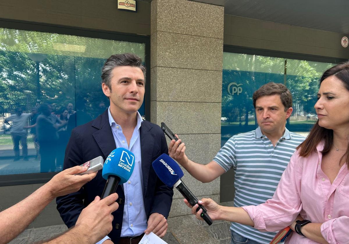 Jorge Saavedra ante los medios de comunicación.