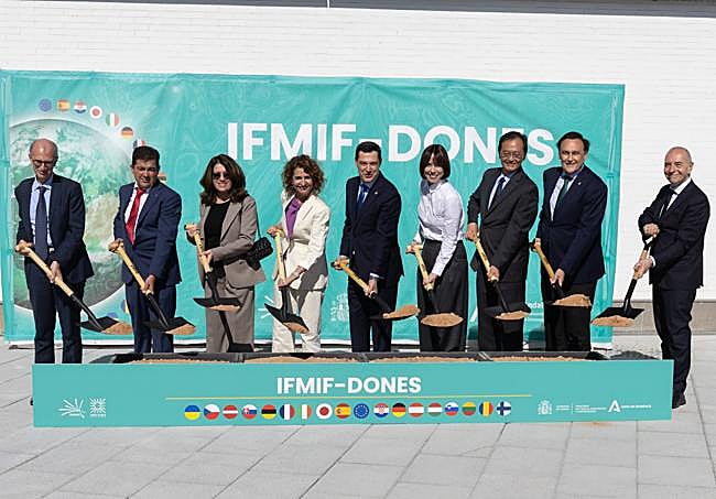 Colocación simbólica de la primera piedra en la parcela del acelerador en la Citai de Escúzar, el 19 de mayo.