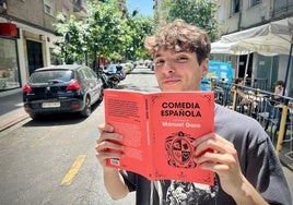 Manuel Gare, con un ejemplar de 'Comedia española', en Pedro Antonio de Alarcón.