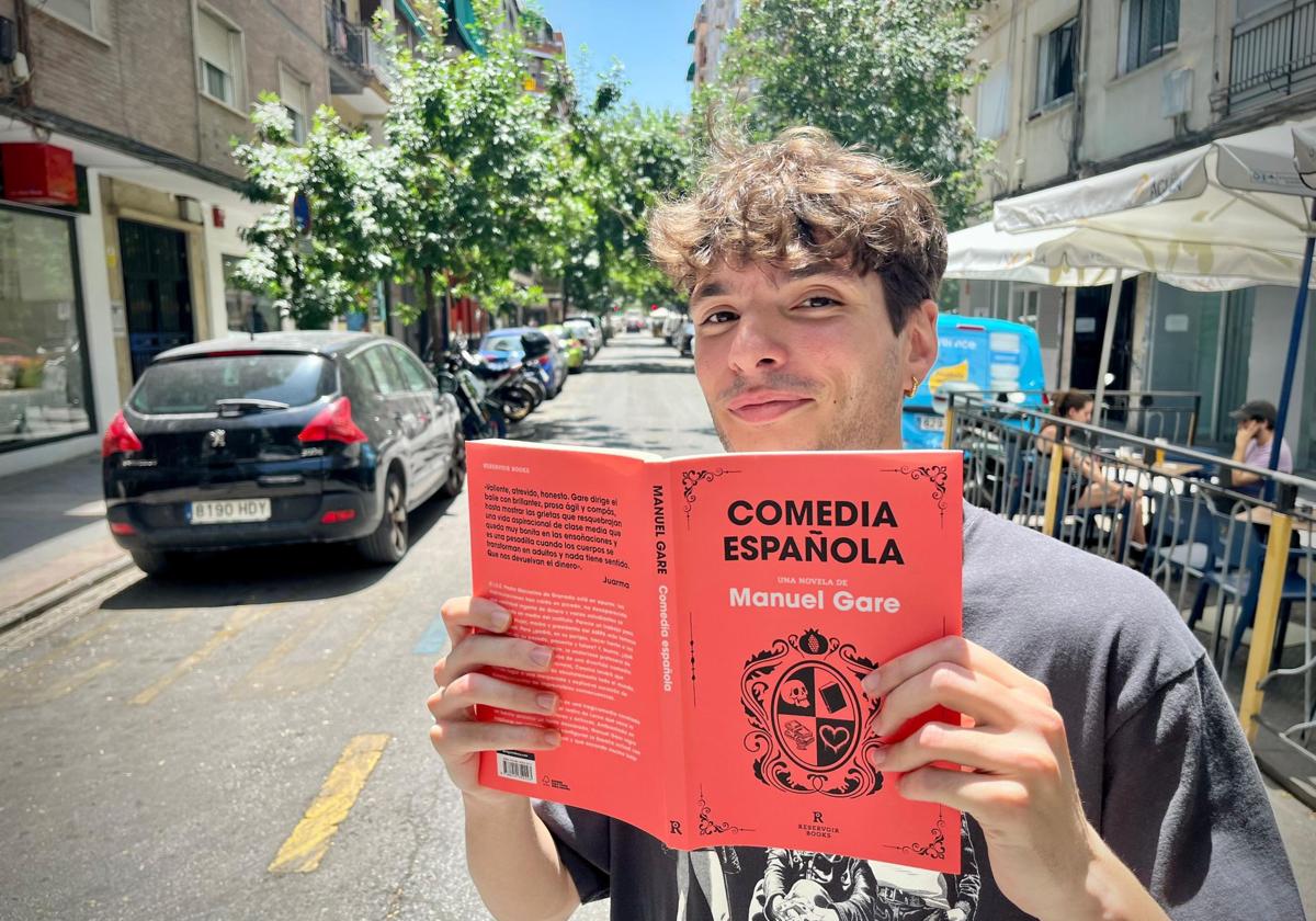 Manuel Gare, con un ejemplar de 'Comedia española', en Pedro Antonio de Alarcón.