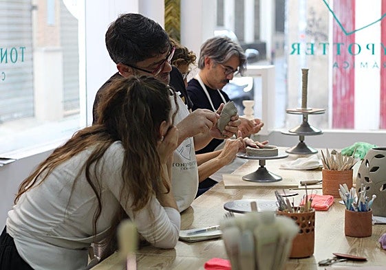Antonio junto a varios alumnos de sus talleres.
