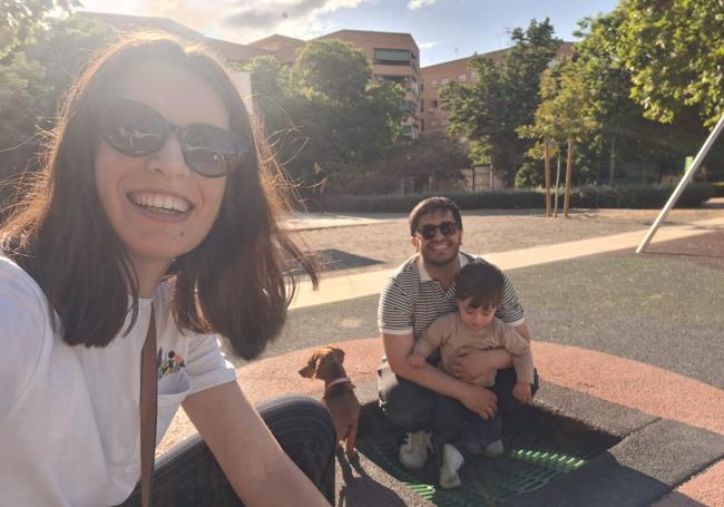Alba junto a su familia.