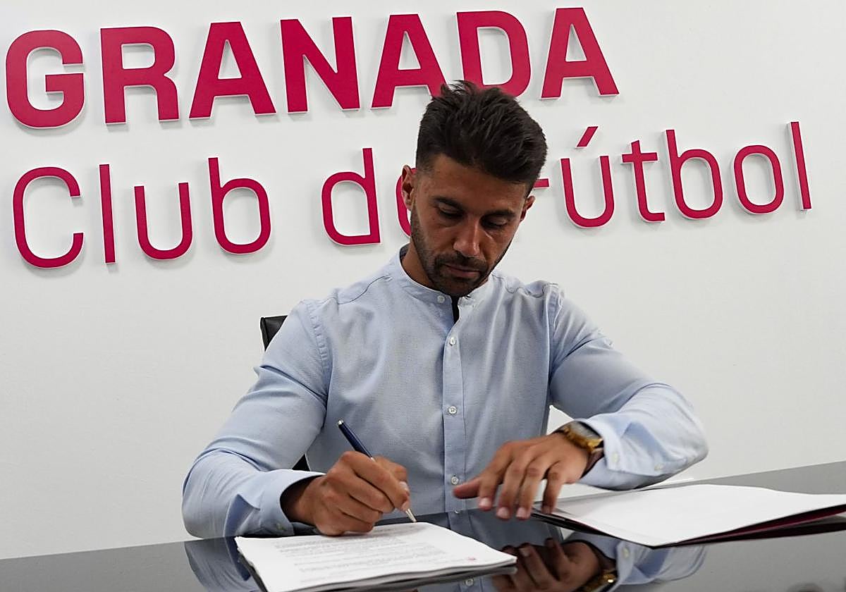 El nuevo entrenador del Recreativo, Luis Bueno, firma su contrato.