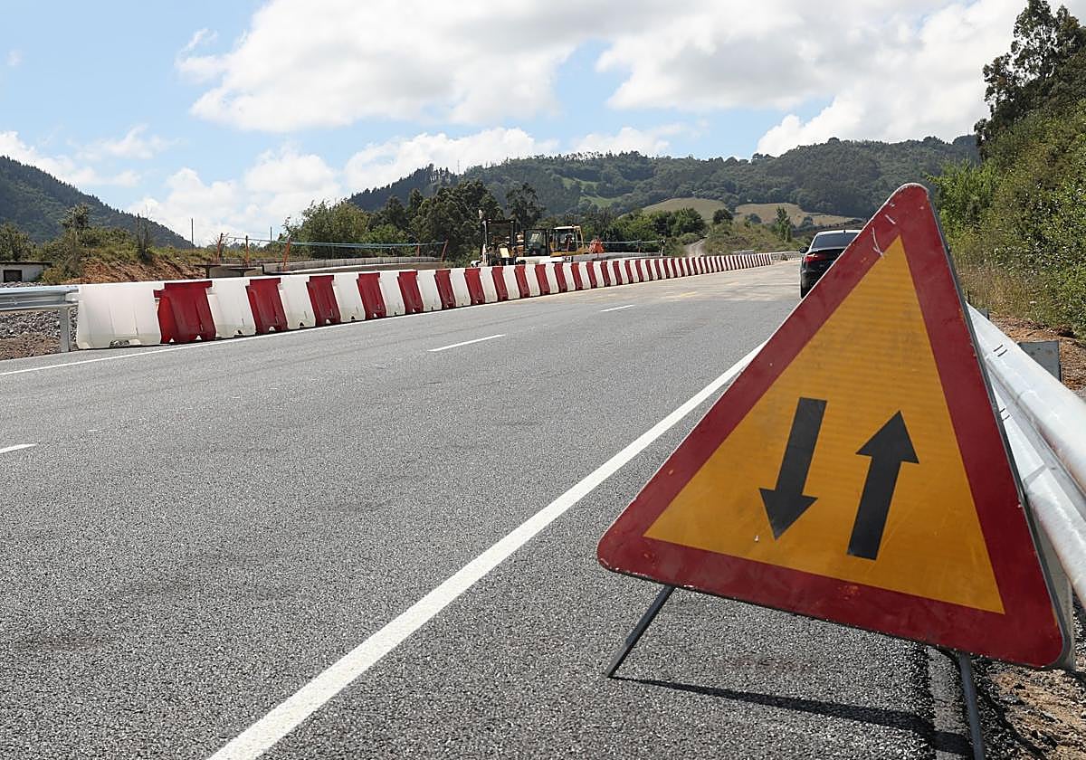 Tráfico en el reconstruido puente de La Barrosa en la autopista A-63