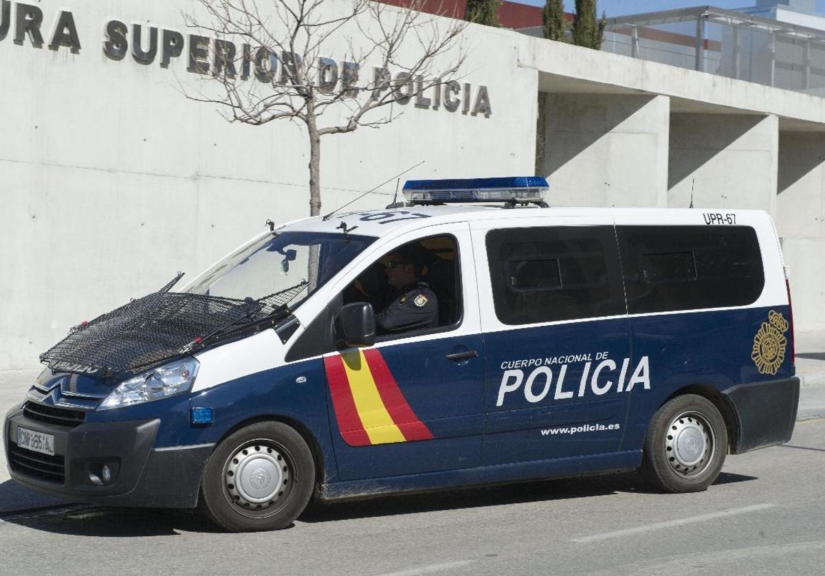 Imagen de archivo de un furgón de Policía Nacional.