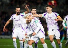 Rebbach, Tsitaishvili y Boyé celebran con Stoichkov el gol del gaditano al Eldense.