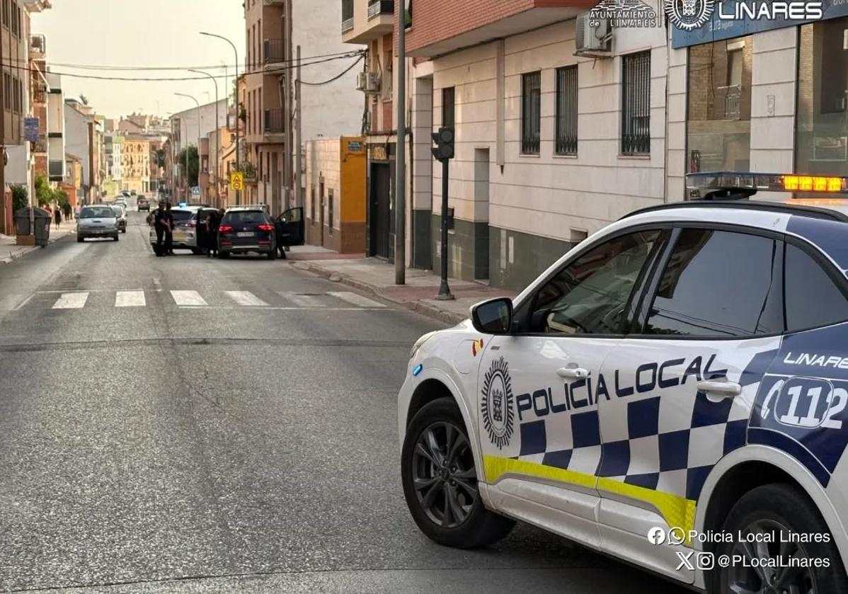 Imagen de la Policía Local y sanitarios prestando ayuda al conductor.