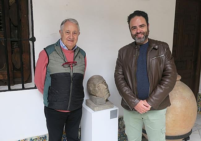 José Luis Delgado y Francisco José Canales, ante una cabeza de San Juan de Dios, original del maestro.