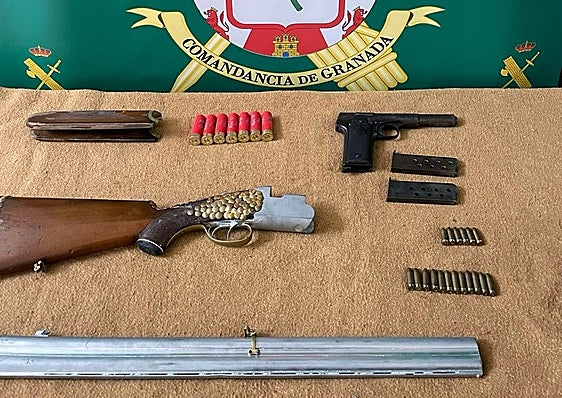 Armas y munición encontradas en una vivienda de Guadix