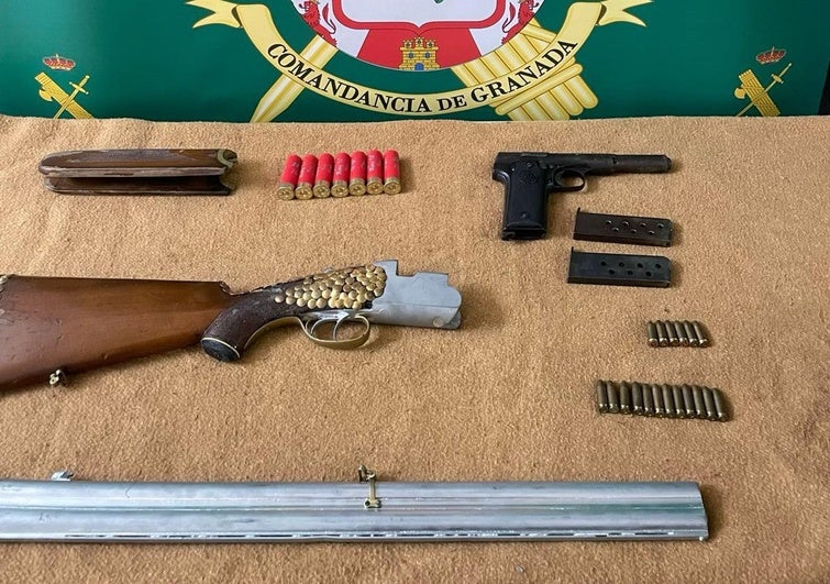 Huye semidesnudo a esconder las armas al irrumpir la Guardia Civil en su casa