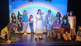 Pequeños sobre el escenario.