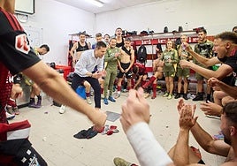 El entrenador del Mirandés, Alessio Lisci, jalea a sus futbolistas en el vestuario tras golear al Racing.