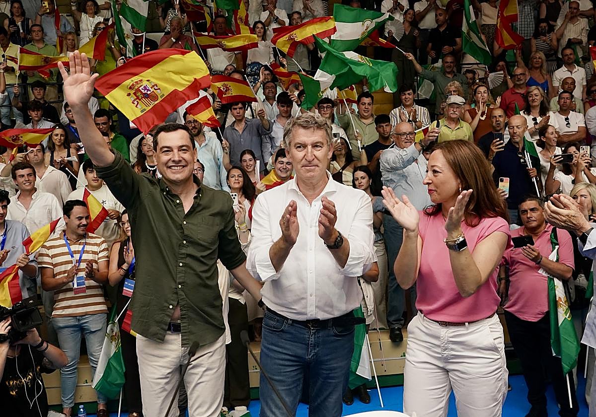 Moreno, junto a Feijoó este domingo en un acto del partido en Málaga