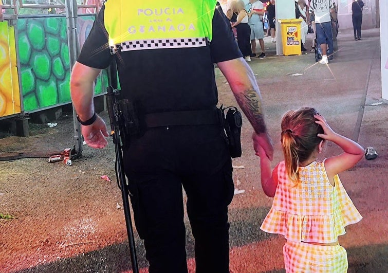 Una niña de 4 años se pierde en el Corpus y busca a un policía para que le ayude a encontrar a su familia