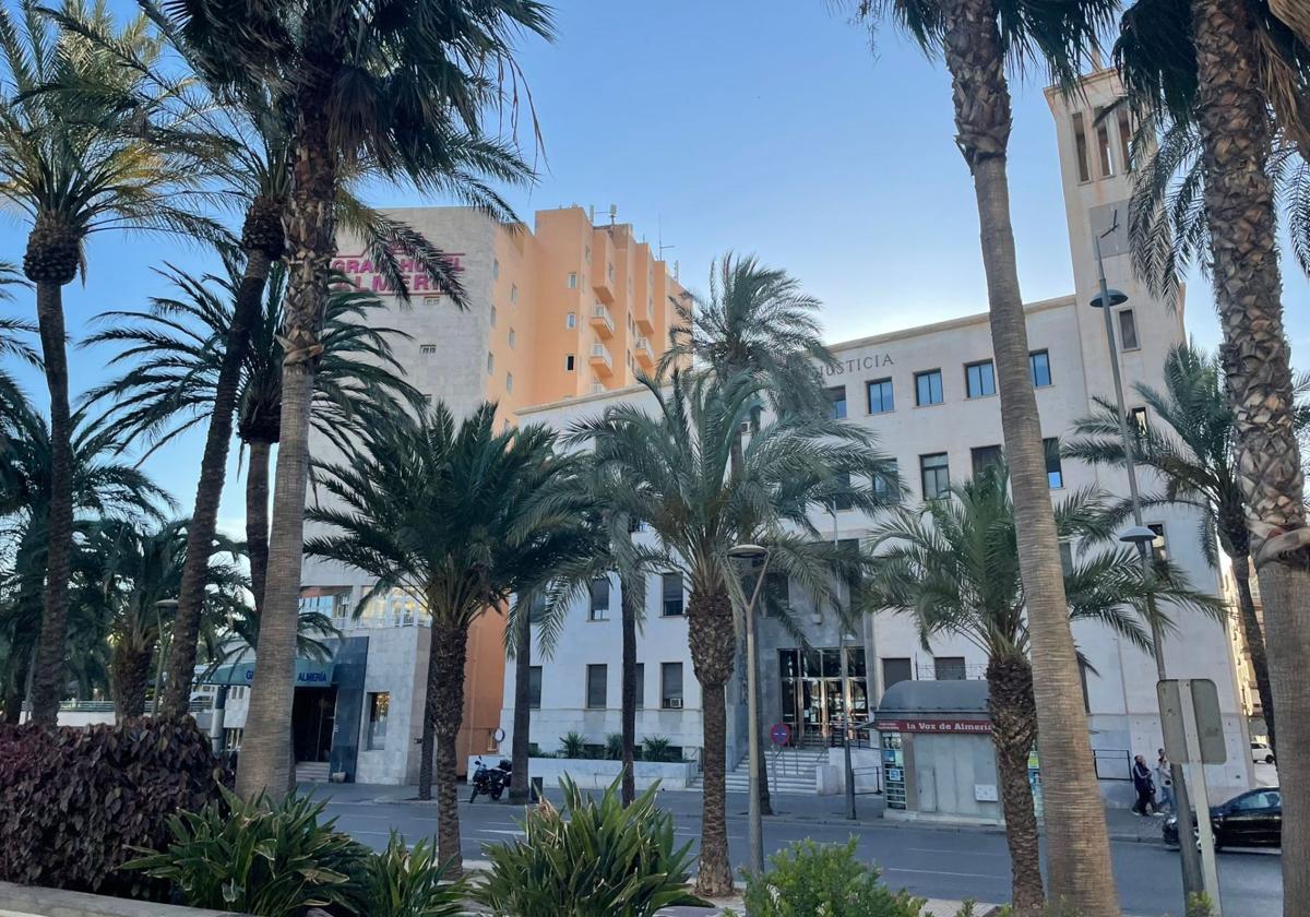 Condenado por amenazar con un cuchillo a varios menores que le molestaban en un autobús a Níjar
