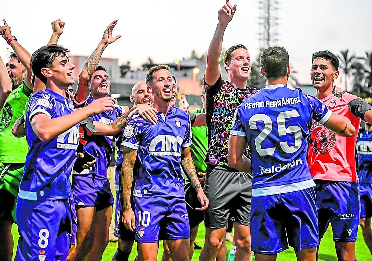 Celebración de los jugadores del Real Jaén tras la victoria ante el Club Atlético Central.
