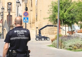 Trabajos realizados por los agentes en la calle Corredera de San Fernando.