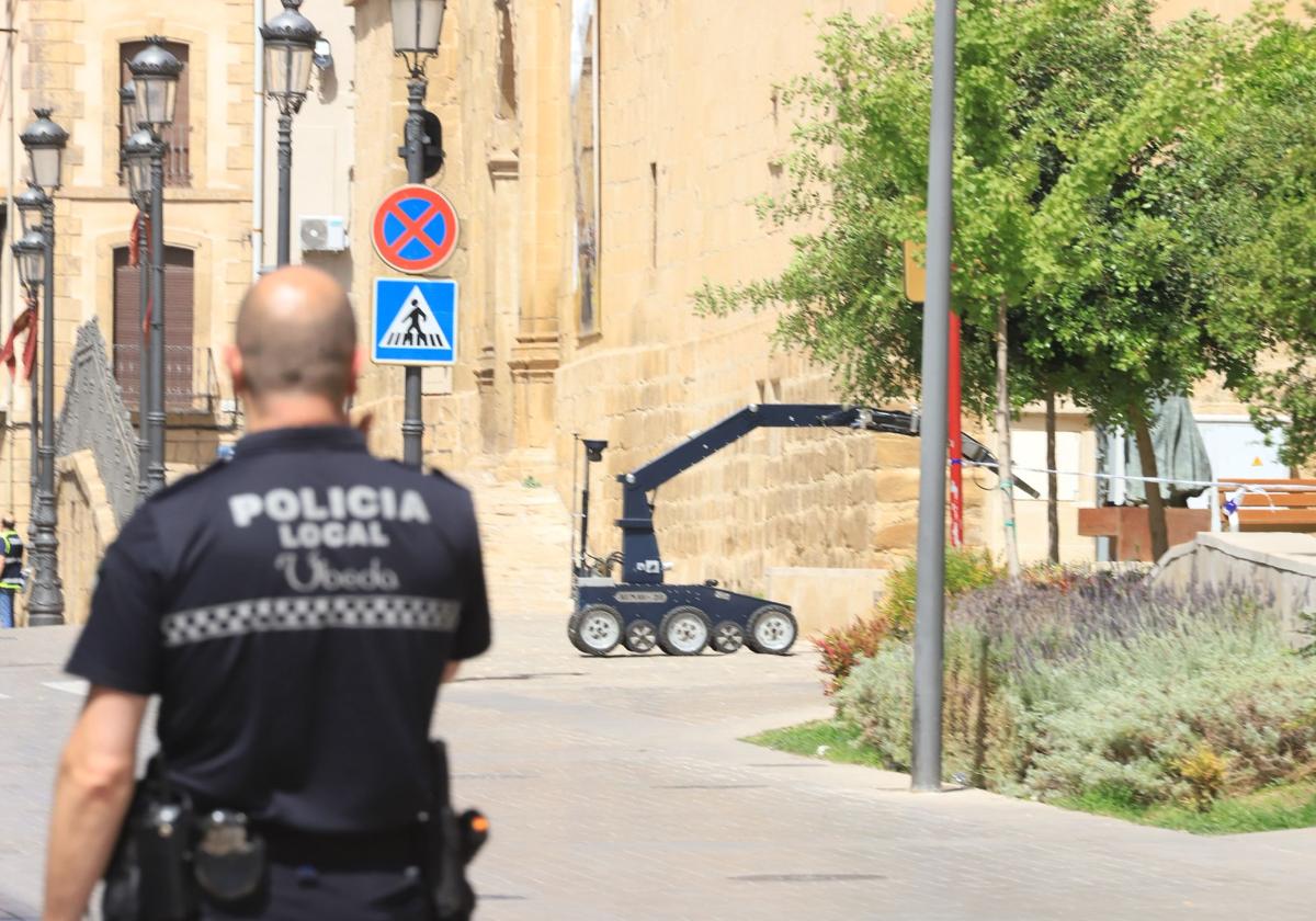 Trabajos realizados por los agentes en la calle Corredera de San Fernando.