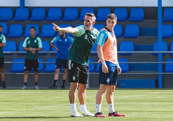 Abel Gómez, a la izquierda, en un entrenamiento esta pasada temporada.