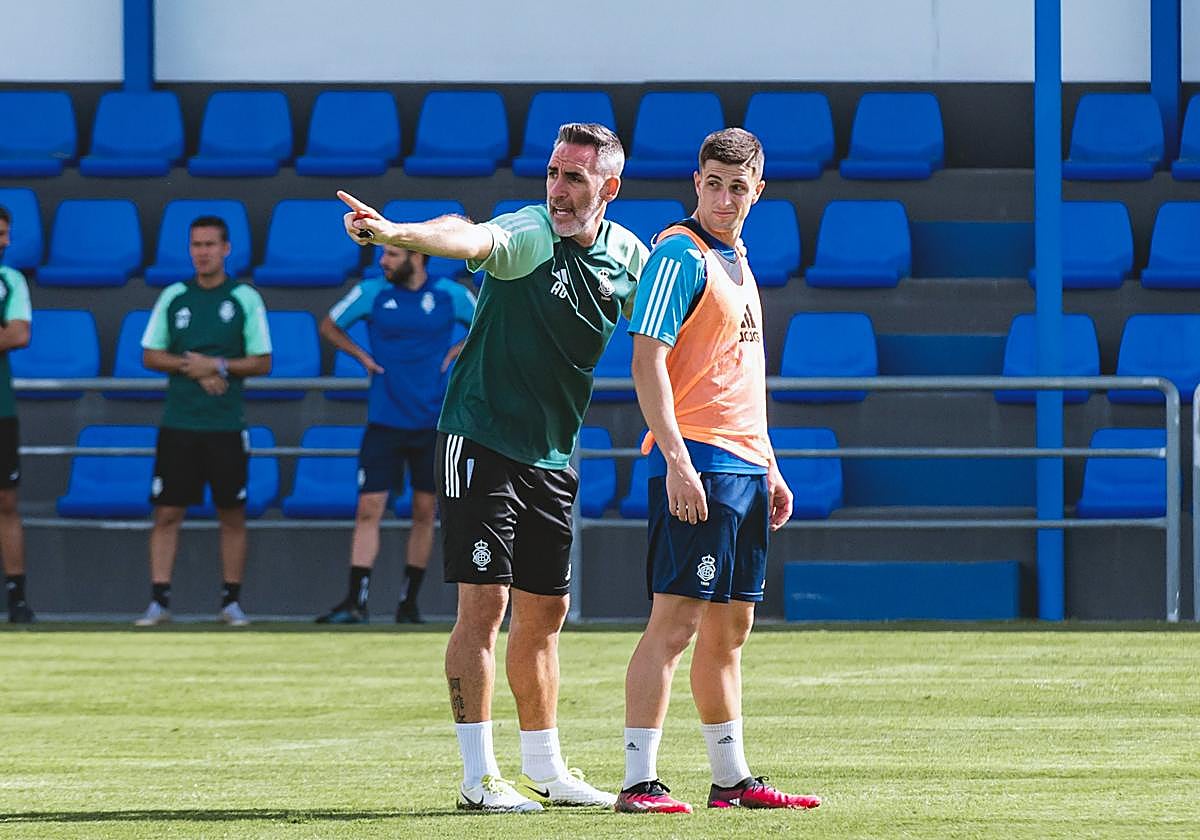 Abel Gómez, a la izquierda, en un entrenamiento esta pasada temporada.