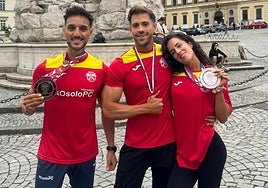 De izquierda a derecha, Alberto Díaz, Álvaro Bautista y Lorena Martín posan con sus medallas y la camiseta de España.