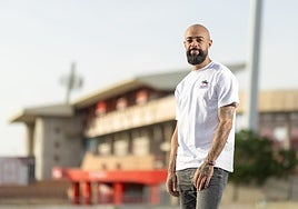 Dani Benítez, en las inmediaciones del estadio Nuevo Los Cármenes, cerca del lugar donde se hizo la entrevista.