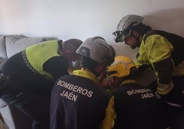 Intervención de los policías y bomberos en la casa.