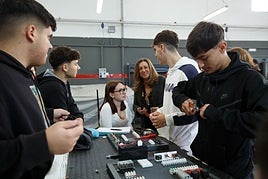 Alumnos de FP con la consejera de Desarrollo Educativo, María del Carmen Castillo.