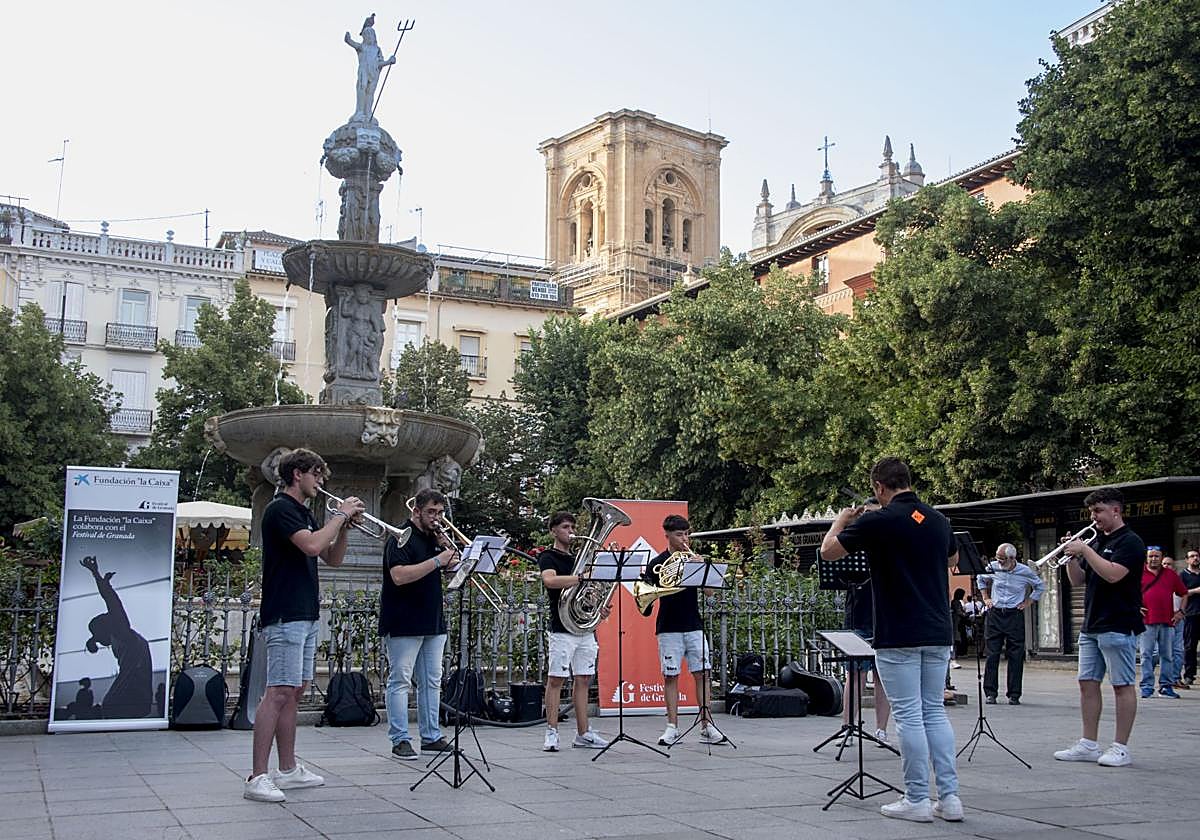 Fanfarrias en la plaza Bib-Rambla.