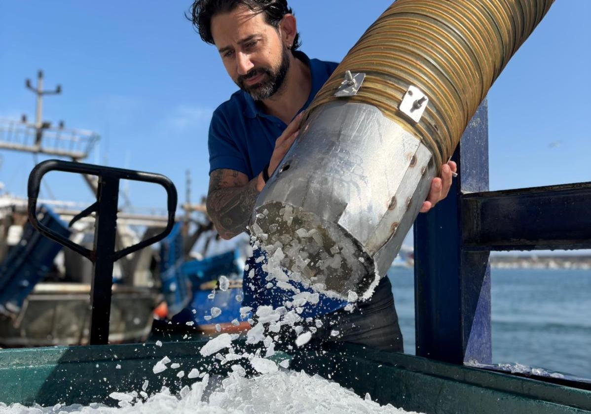 Enzo Rodríguez, gerente y propietario de Hielos Alborán, rodeados de sacos de uno de sus productor estrella, el hielo en escama