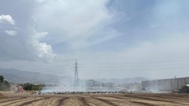 El incendio en un descampado próximo a las naves ha propiciado la intervención de Bomberos de Granada.