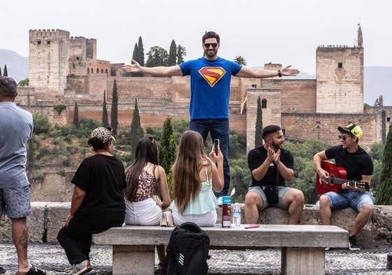 Jorge Jiménez posa en el mirador de San Nicolás, imitando la portada del cómic 'Superman en Granada'.