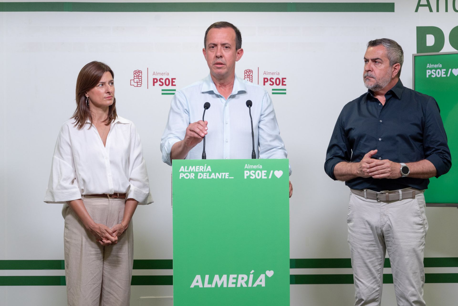 José María Martín, con Fátima Herrera y Juan Antonio Lorenzo, en la sede del PSOE de Almería.