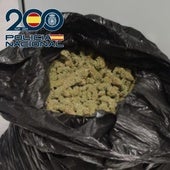 Se cruza con la Policía y el olor de su enorme mochila le delata: iba cargada de marihuana
