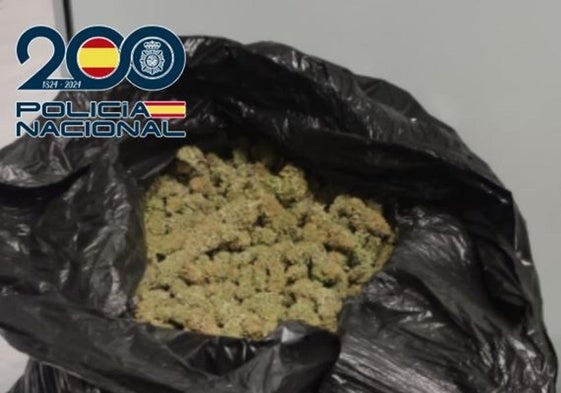 Se cruza con la Policía y el olor de su enorme mochila le delata: iba cargada de marihuana