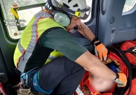 La Guardia Civil rescata a dos jóvenes atrapados en una roca tras la crecida de una rambla.