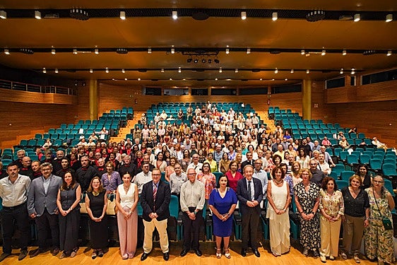 El Virgen de las Nieves homenajea a los 215 profesionales jubilados durante el pasado año