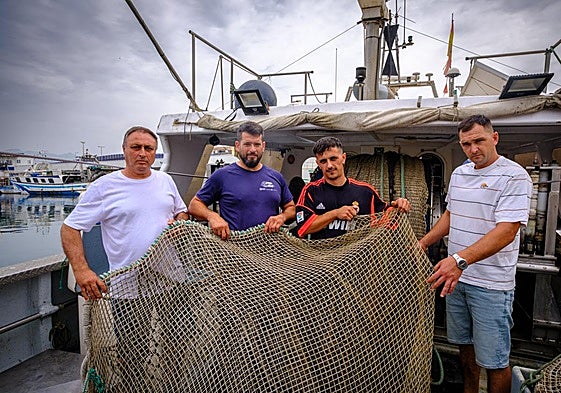 Pescadores de Motril sostienen una de las nuevas redes.