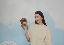 La diseñadora granadina Beatriz Peñalver con uno de sus diseños para Victoria.
