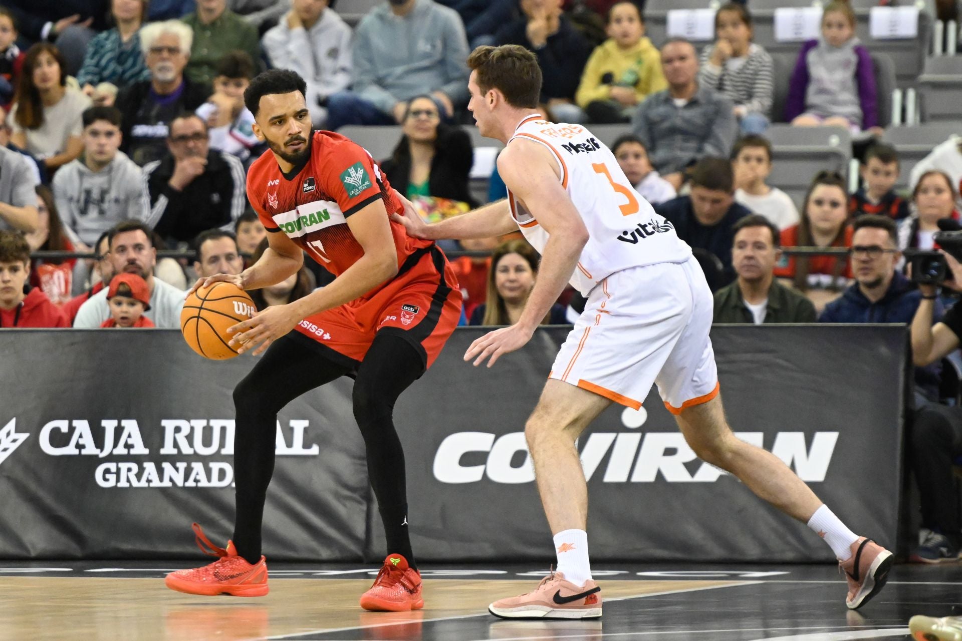 Amine Noua bota el balón en el partido contra el Valencia en el Palacio.