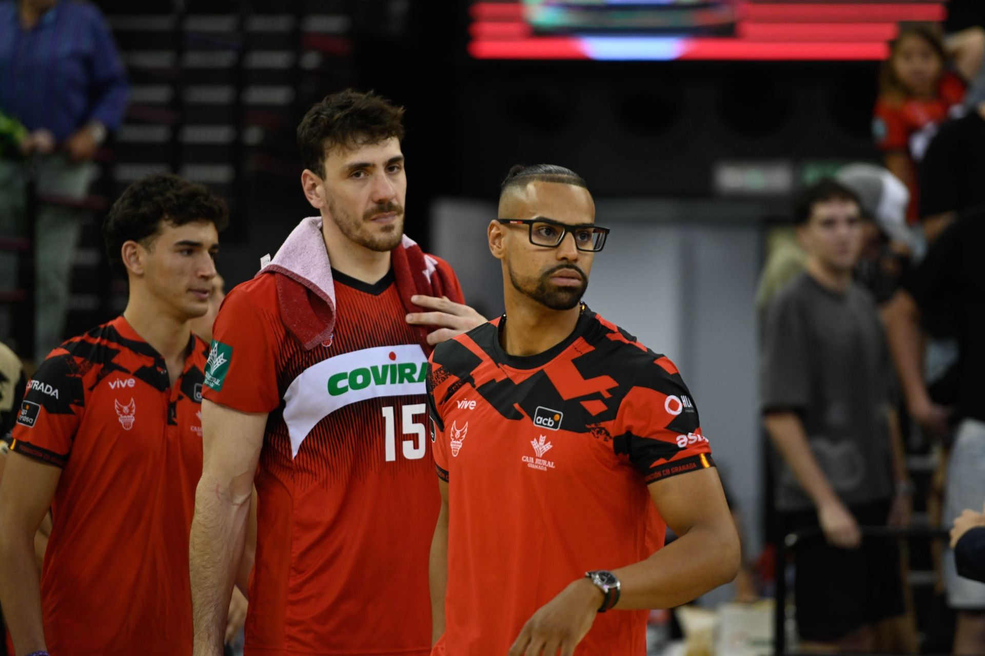 Gian Clavell, a la derecha, junto a Aurrecoechea y Medal, en el último partido del Covirán en la Liga Endesa.