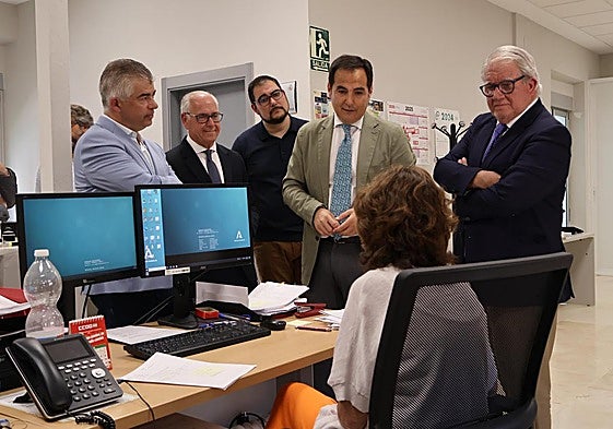 Visita del consejero José Antonio Nieto en la sede judicial de Martos.