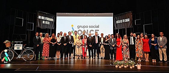 Foto de familia de los premiados y autoridades.