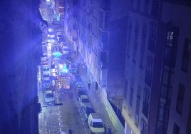 Imagen del dispositivo montado en la calle Santa Clotilde con motivo del incendio en una vivienda.