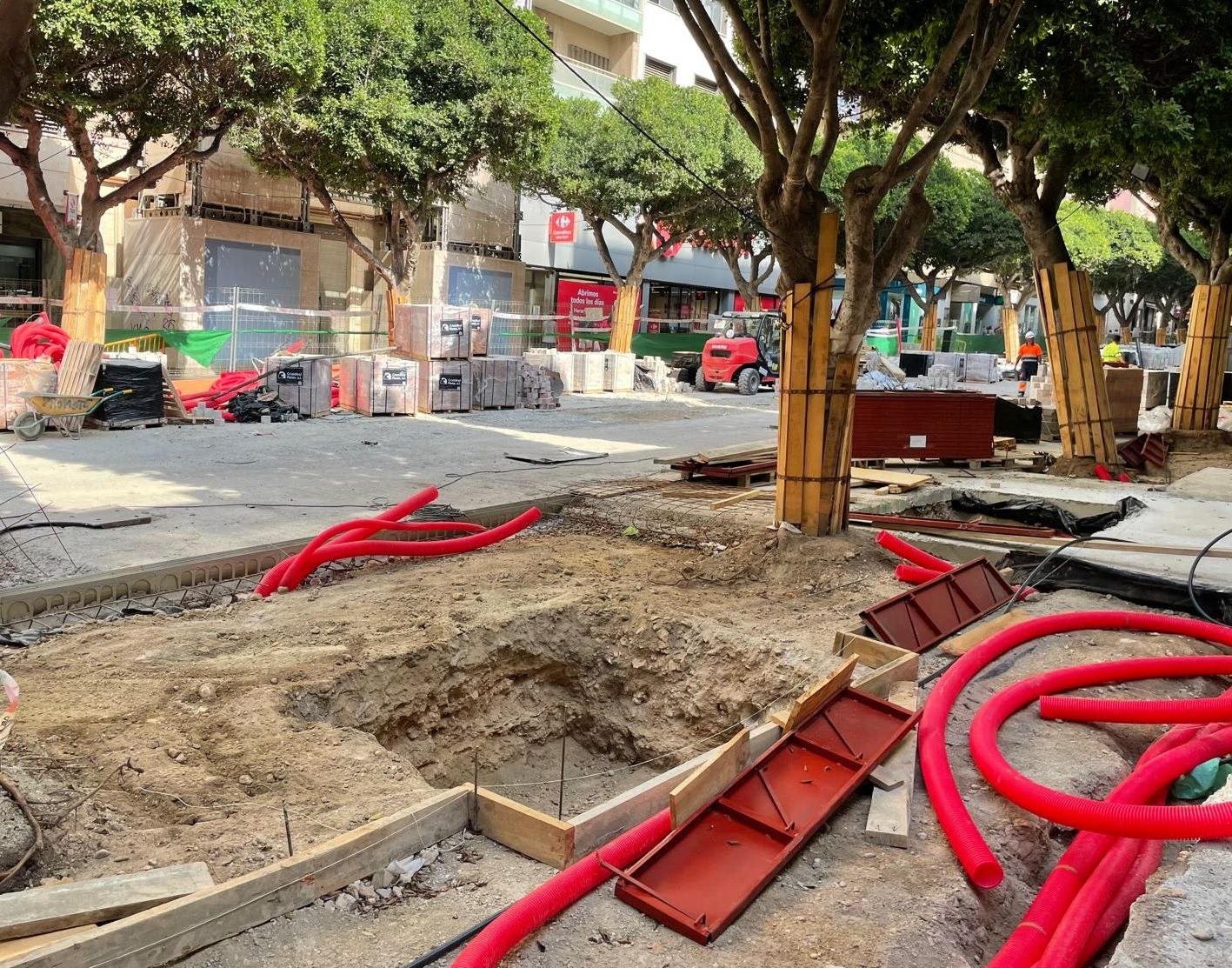 Imagen de las obras que se desarrollan en el Paseo de Almería.